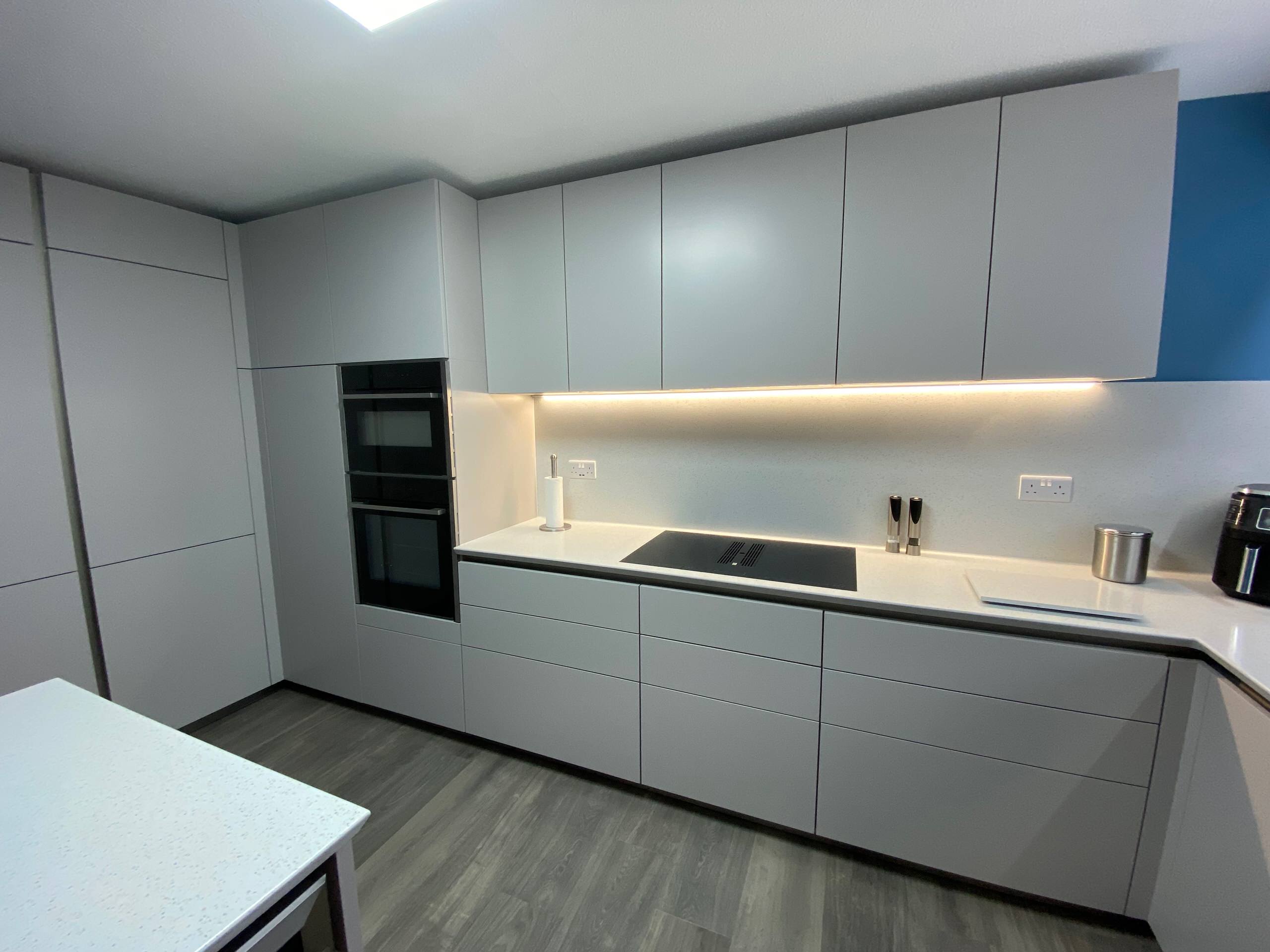 Handleless Apartment Kitchen in Silk Gloss Loam Finish