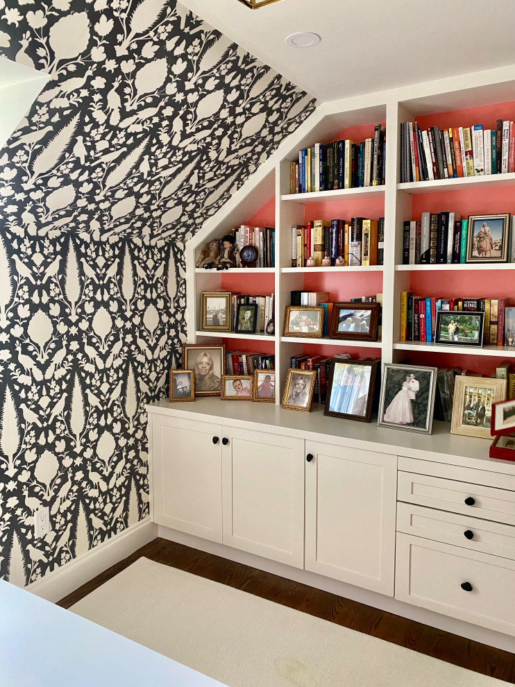 Idées déco pour un bureau classique de taille moyenne avec une bibliothèque ou un coin lecture, parquet foncé, un bureau indépendant, un sol blanc et du papier peint.