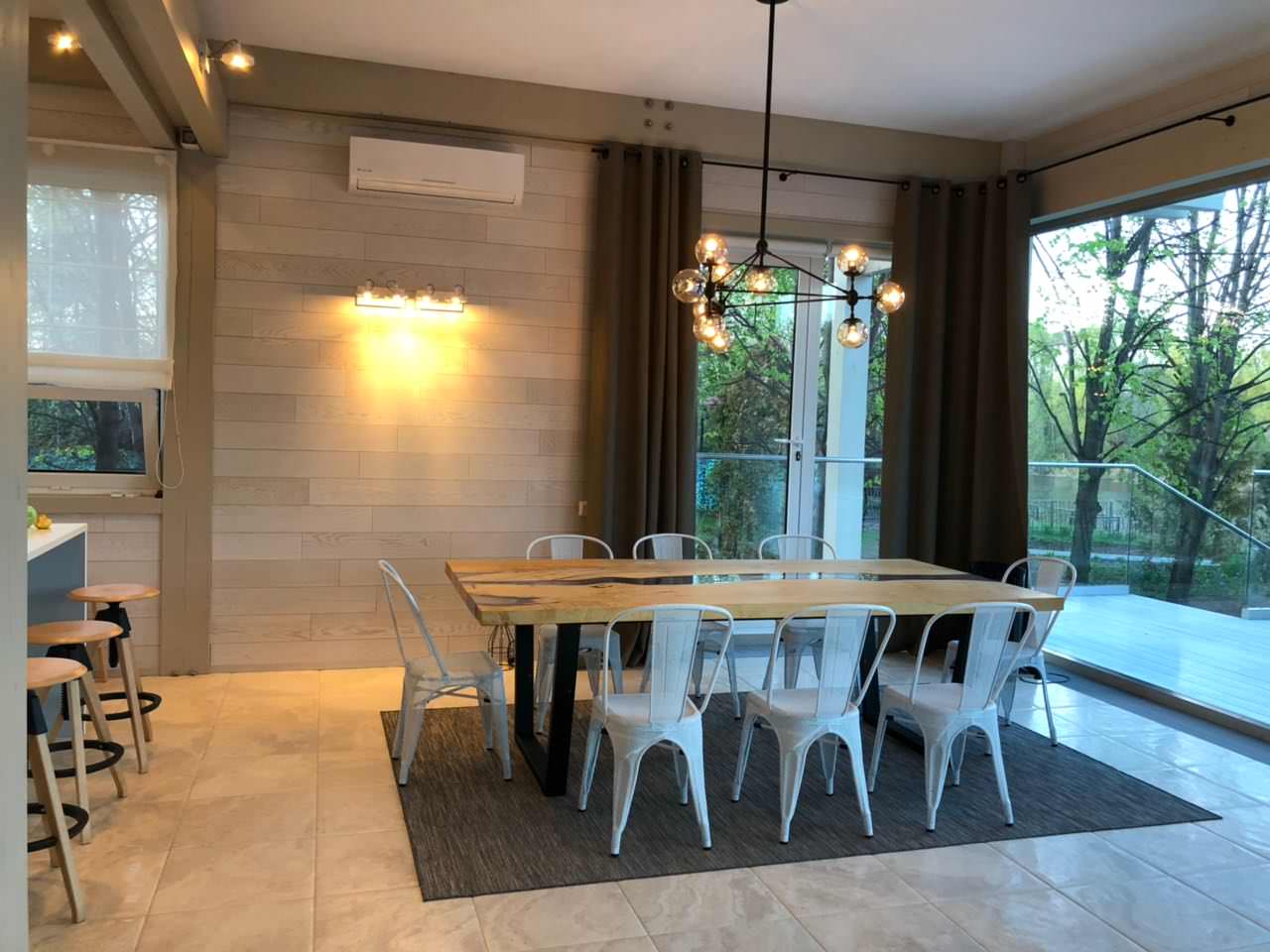 Обеденный стол и стулья