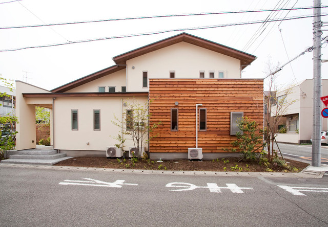 目にも肌にも優しい木の温もりに包まれて、木々の恵みに包まれた家 moderno-fachada