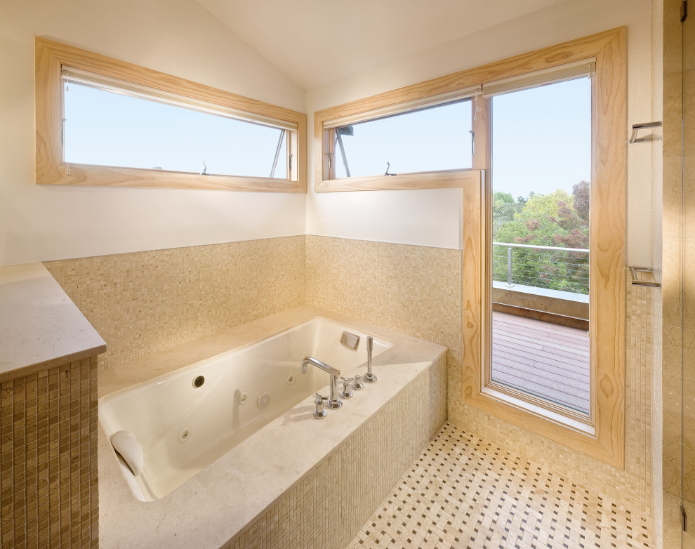 Idee per una stanza da bagno padronale moderna con vasca idromassaggio, piastrelle beige, piastrelle in ceramica, pareti beige, pavimento con piastrelle in ceramica, pavimento beige e top beige