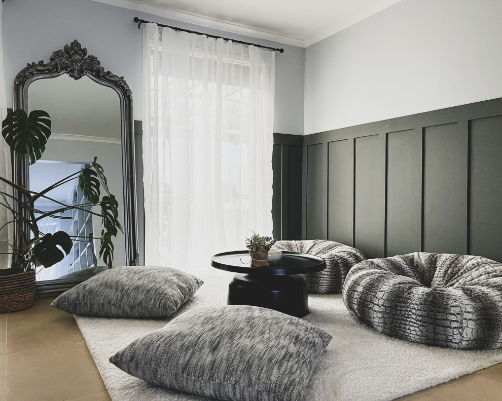 Идея дизайна: открытая гостиная комната среднего размера в современном стиле с музыкальной комнатой, серыми стенами, полом из керамогранита, бежевым полом и стенами из вагонки без телевизора