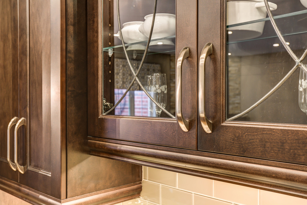 Kitchen - transitional kitchen idea in Toronto