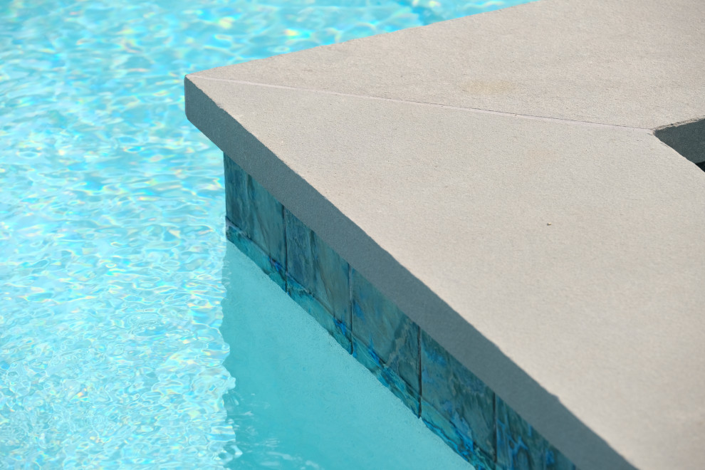 Идея дизайна: спортивный, прямоугольный бассейн среднего размера на заднем дворе в классическом стиле с перегородкой для приватности и покрытием из каменной брусчатки