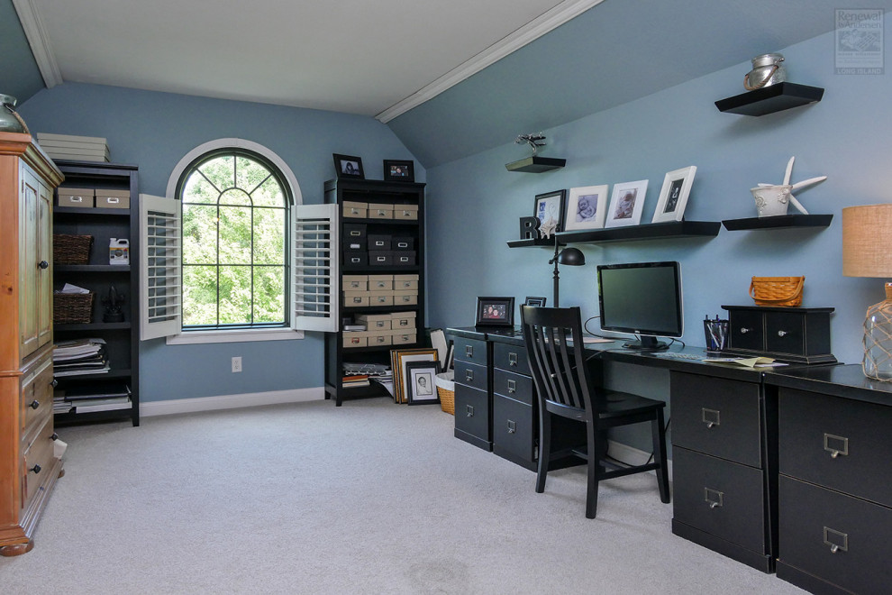 Foto di un grande studio con pareti blu, pavimento con piastrelle in ceramica, nessun camino, scrivania autoportante, pavimento grigio e soffitto a volta