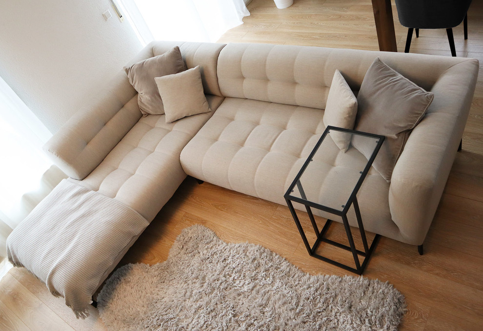 Mittelgroßes, Offenes Modernes Wohnzimmer mit grauer Wandfarbe, hellem Holzboden und Kamin in Sonstige