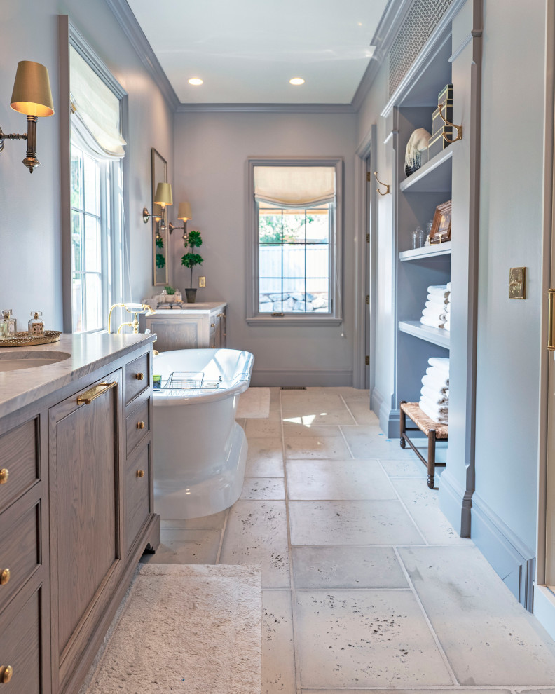 Idéer för att renovera ett vintage en-suite badrum, med luckor med profilerade fronter, bruna skåp, ett fristående badkar, blå väggar och ett undermonterad handfat