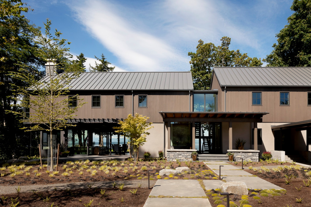 Landhaus Haus mit Satteldach, Blechdach und braunem Dach in Seattle