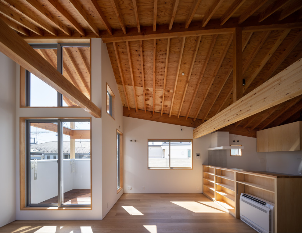 Offenes, Mittelgroßes Modernes Esszimmer mit weißer Wandfarbe, braunem Holzboden, braunem Boden und freigelegten Dachbalken in Tokio