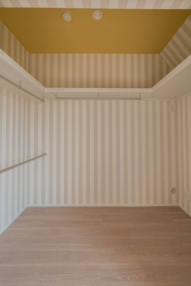 Idéer för nordiska walk-in-closets, med plywoodgolv och brunt golv
