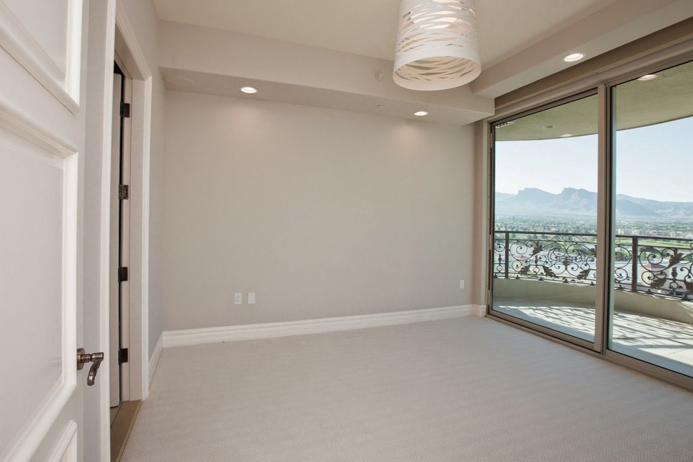 Photo of a mid-sized midcentury guest bedroom in Las Vegas with grey walls, carpet and no fireplace.