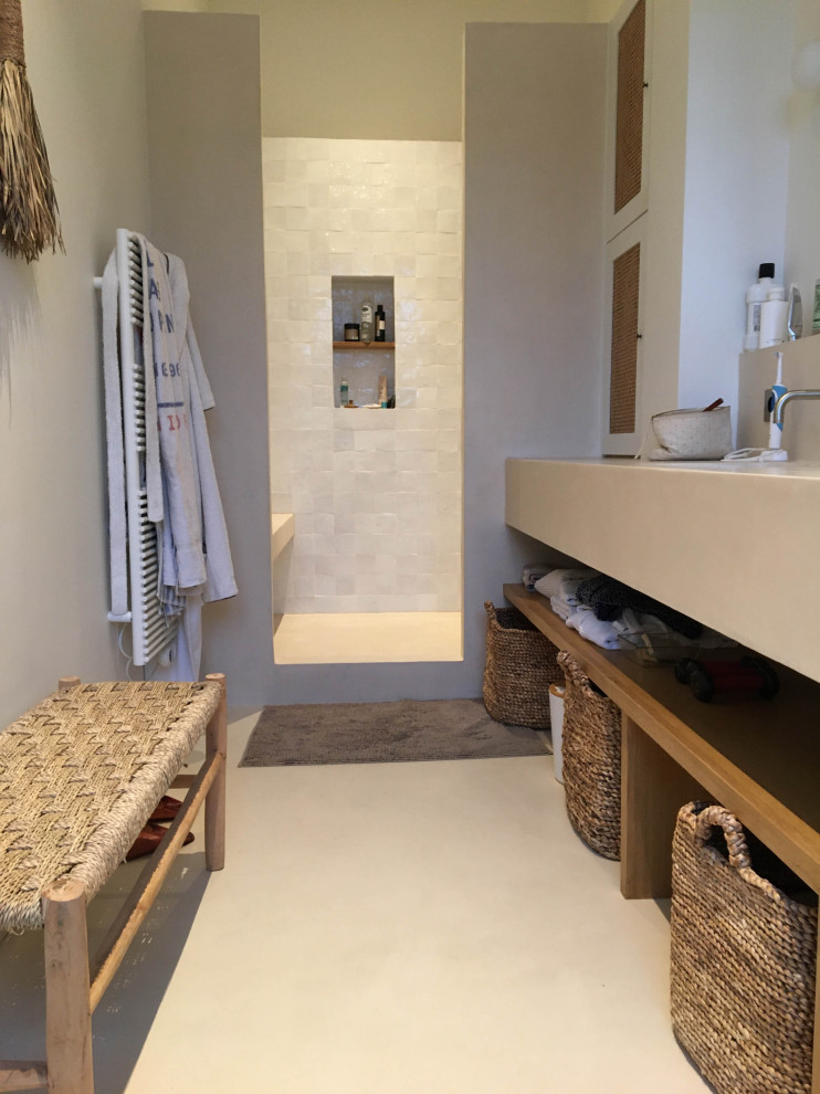 Exemple d'une salle d'eau chic de taille moyenne avec un plan de toilette en béton, un sol beige, un plan de toilette beige et meuble double vasque.