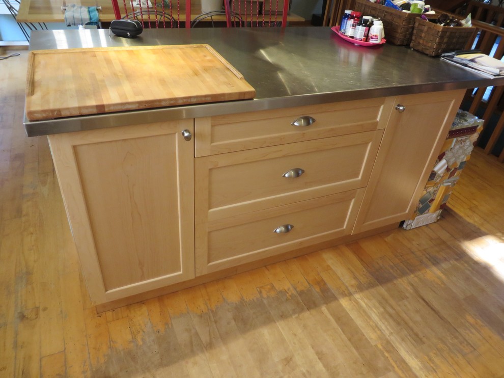 Maple Country Kitchen - Farmhouse - Kitchen - Vancouver - by Birdseye Cabinetry