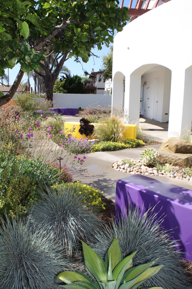 Inspiration for a mid-sized contemporary side yard full sun garden for spring in San Diego with concrete pavers.