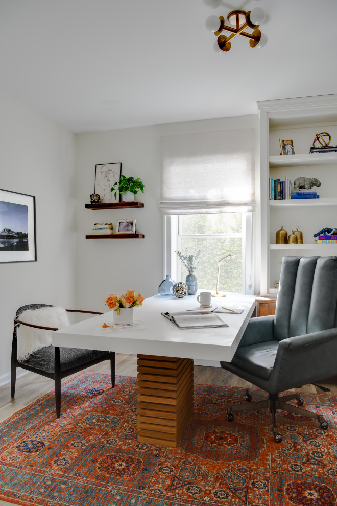 Idéer för mellanstora vintage arbetsrum, med vita väggar, vinylgolv, ett fristående skrivbord och grått golv