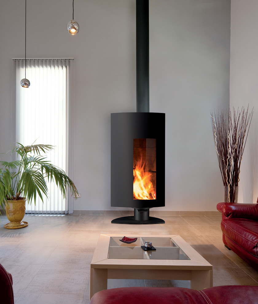 This is an example of a contemporary living room in Montpellier with a wood stove and a metal fireplace surround.