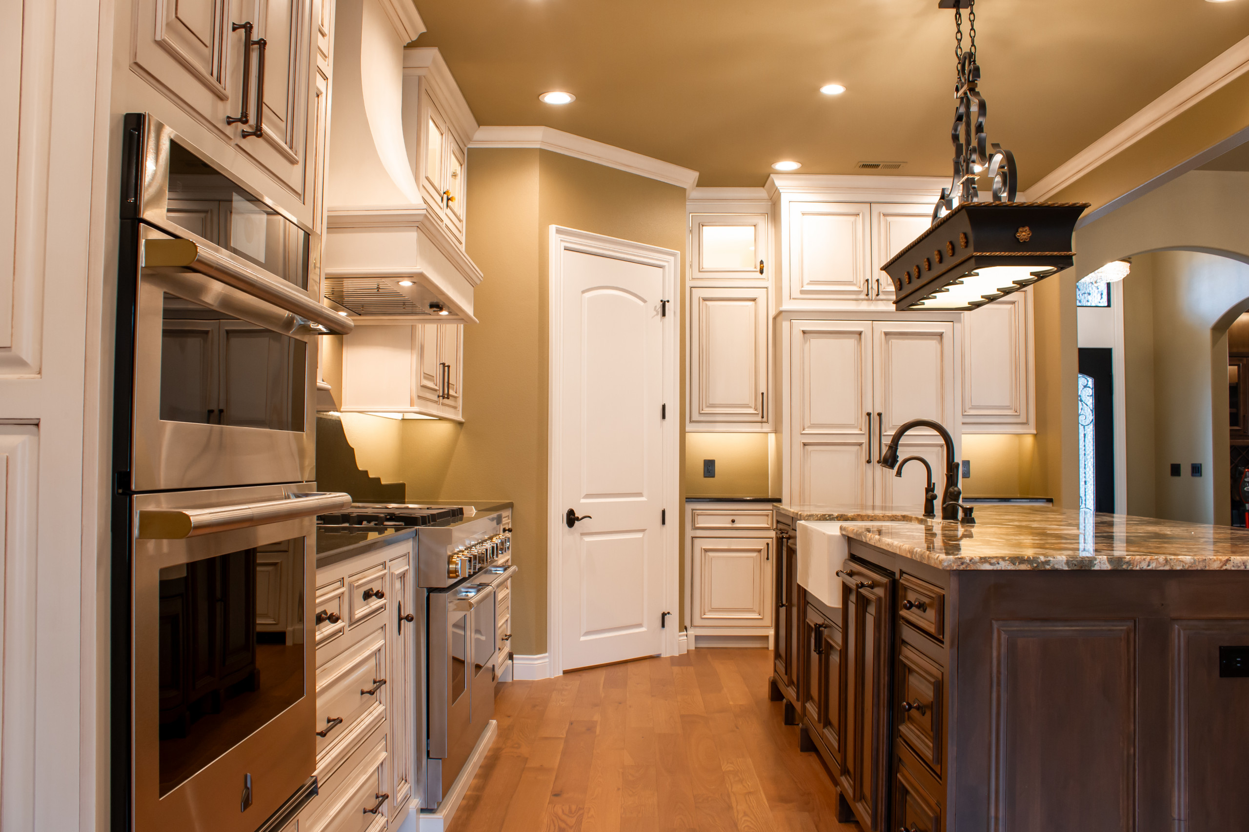 Slocum Custom Home - Kitchen & Wet Bar
