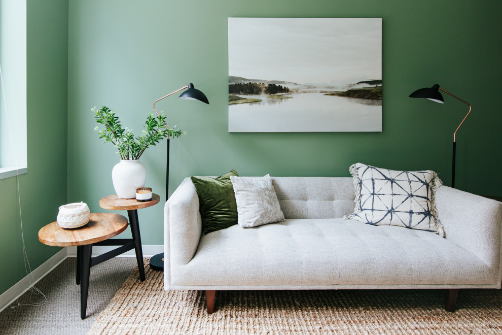 Idee per un ampio studio minimalista con pareti verdi e pavimento marrone