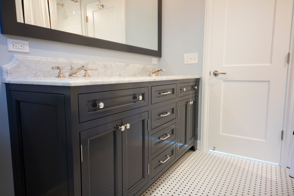 Bild på ett stort vintage grå grått badrum med dusch, med luckor med profilerade fronter, svarta skåp, blå väggar, mosaikgolv, ett undermonterad handfat och vitt golv