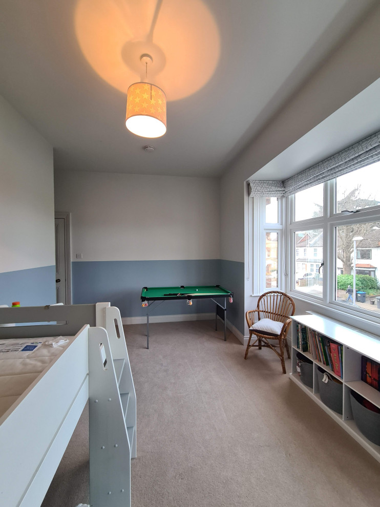 На фото: хозяйская спальня среднего размера в стиле модернизм с синими стенами, ковровым покрытием, бежевым полом и кессонным потолком без камина с