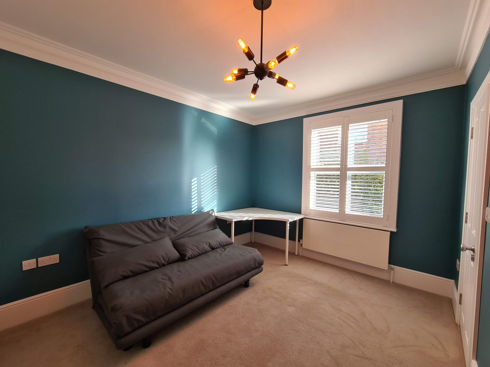 Esempio di un atelier minimalista di medie dimensioni con pareti blu, moquette, scrivania autoportante, pavimento beige e soffitto ribassato