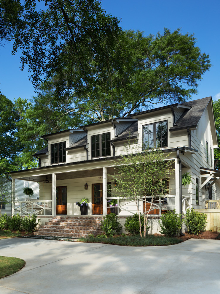 This is an example of a transitional home design in Birmingham.