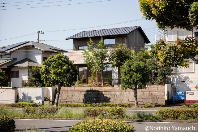 厚木の家 moderno-fachada
