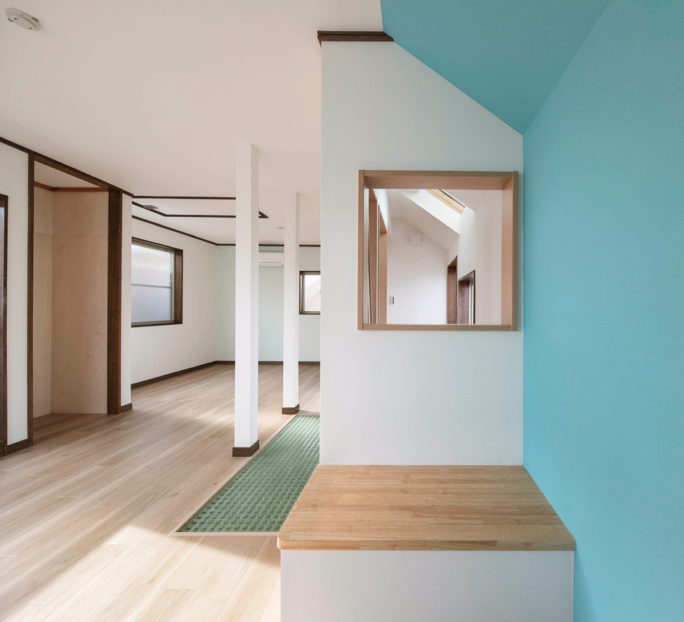 Idée de décoration pour une petite chambre parentale nordique avec un mur bleu, parquet clair, un sol beige, un plafond en papier peint et du papier peint.