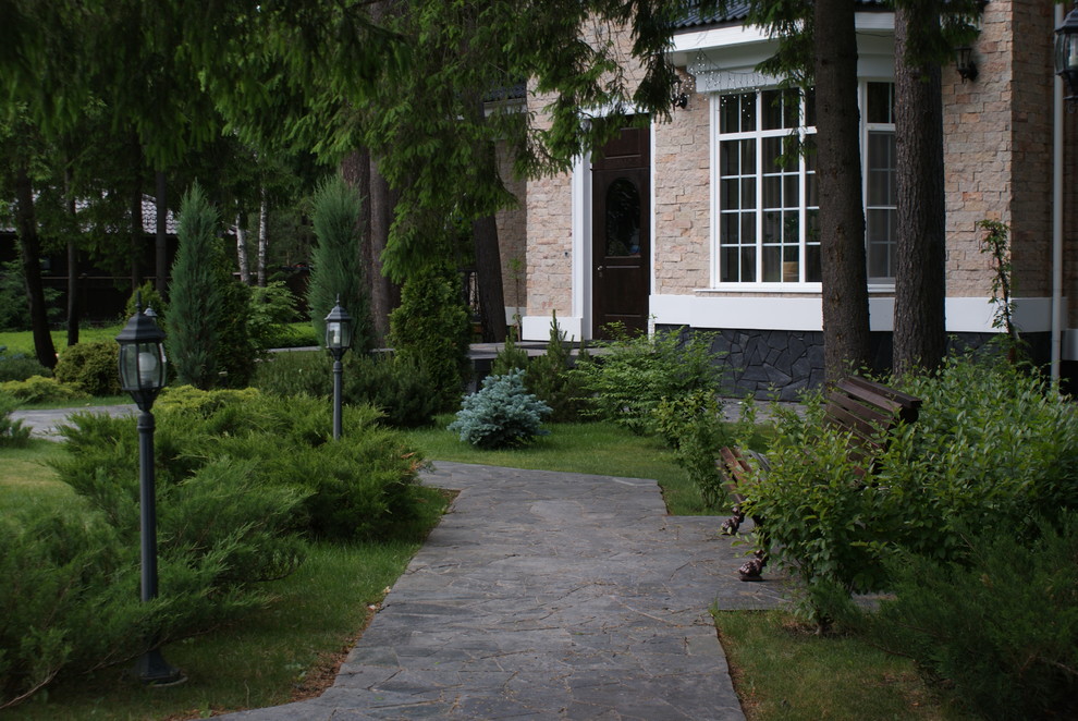 Design ideas for a traditional garden in Moscow.