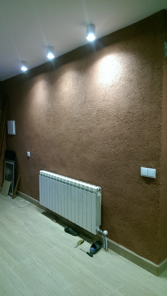 Diseño de hall rural con paredes rojas, suelo de baldosas de cerámica, puerta doble, puerta de madera en tonos medios y suelo marrón