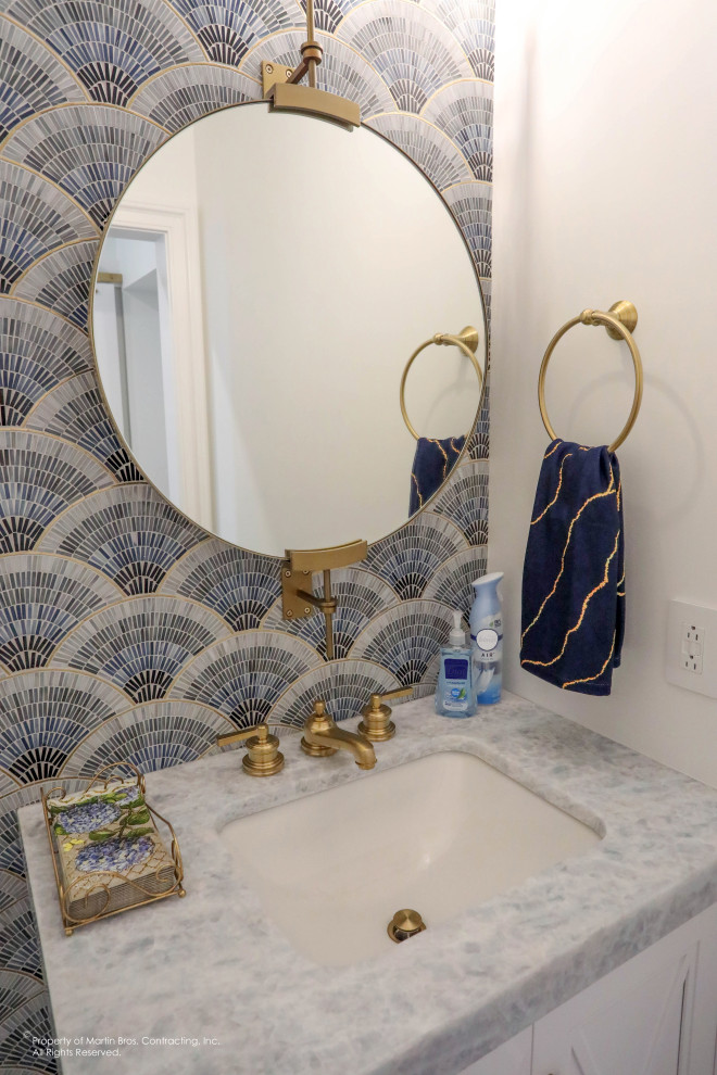Cette image montre un petit WC et toilettes traditionnel avec un placard en trompe-l'oeil, des portes de placard blanches, WC séparés, un carrelage bleu, un carrelage en pâte de verre, un mur blanc, un sol en bois brun, un lavabo encastré, un plan de toilette en quartz et meuble-lavabo sur pied.