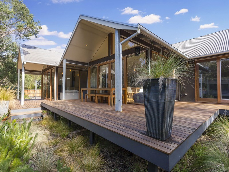 Photo of a mid-sized beach style deck in Melbourne.