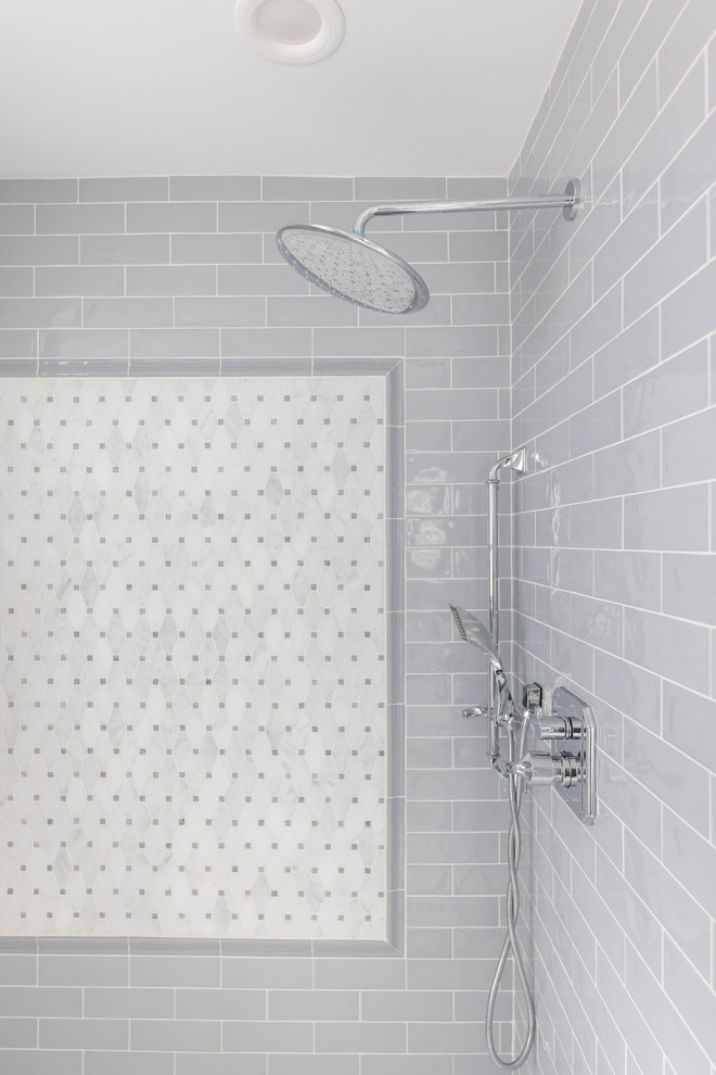 Cette image montre une salle de bain principale traditionnelle de taille moyenne avec une baignoire indépendante, un mur gris et un sol en marbre.