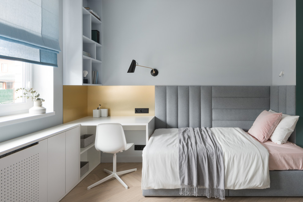 Ejemplo de dormitorio infantil nórdico pequeño con paredes grises, suelo de madera en tonos medios y suelo beige