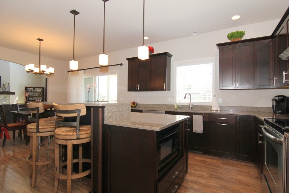Kitchen - transitional kitchen idea