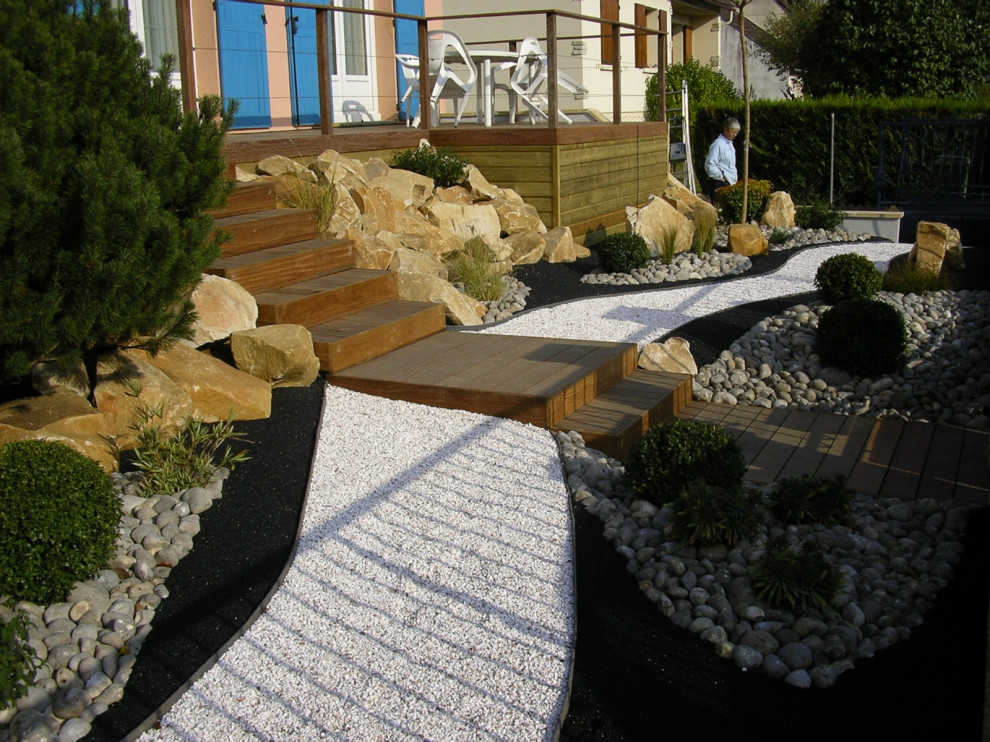 Jardin minéral avec terrasse sur pilotis