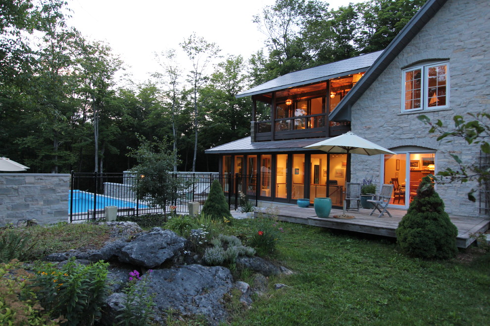 Transitional pool photo in Toronto