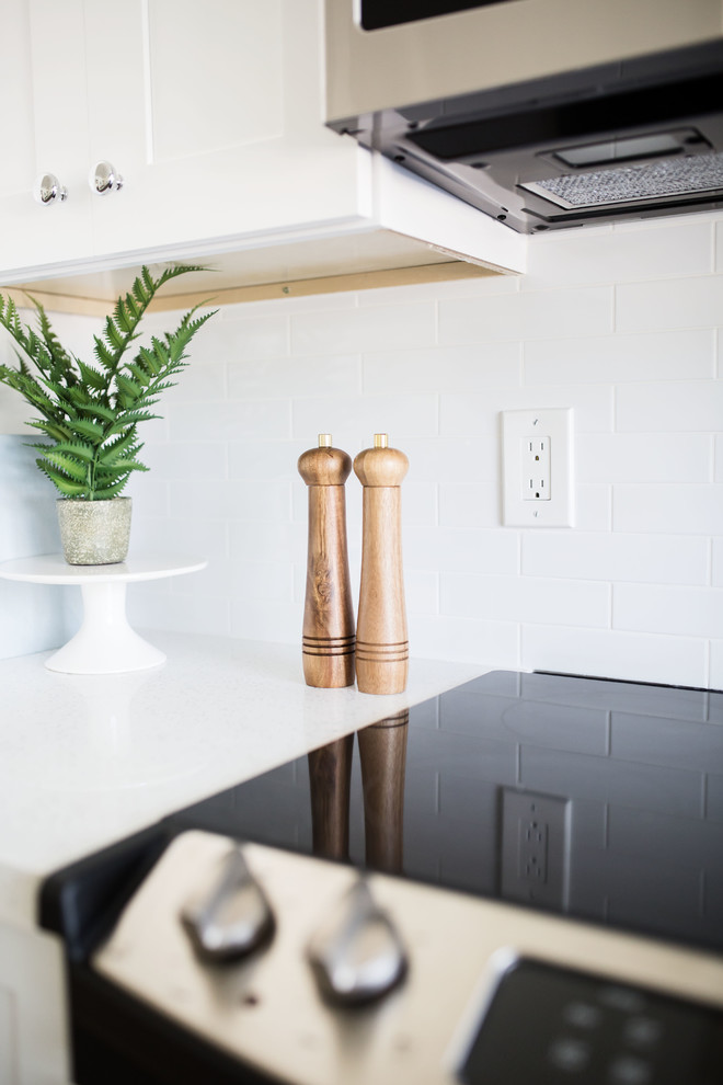 Example of a transitional home design design in Phoenix