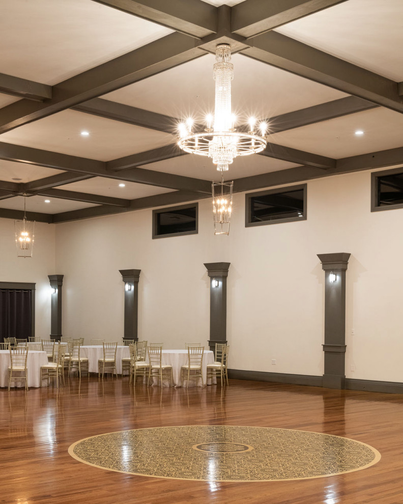Foto di una grande palestra in casa tradizionale con pareti beige, pavimento in legno massello medio e soffitto a cassettoni