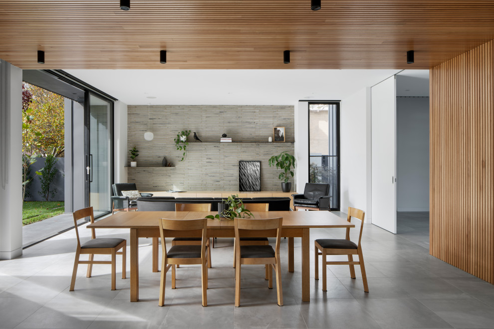 Réalisation d'une grande salle à manger minimaliste en bois avec un mur gris, un sol en carrelage de porcelaine, un sol gris et un plafond en bois.