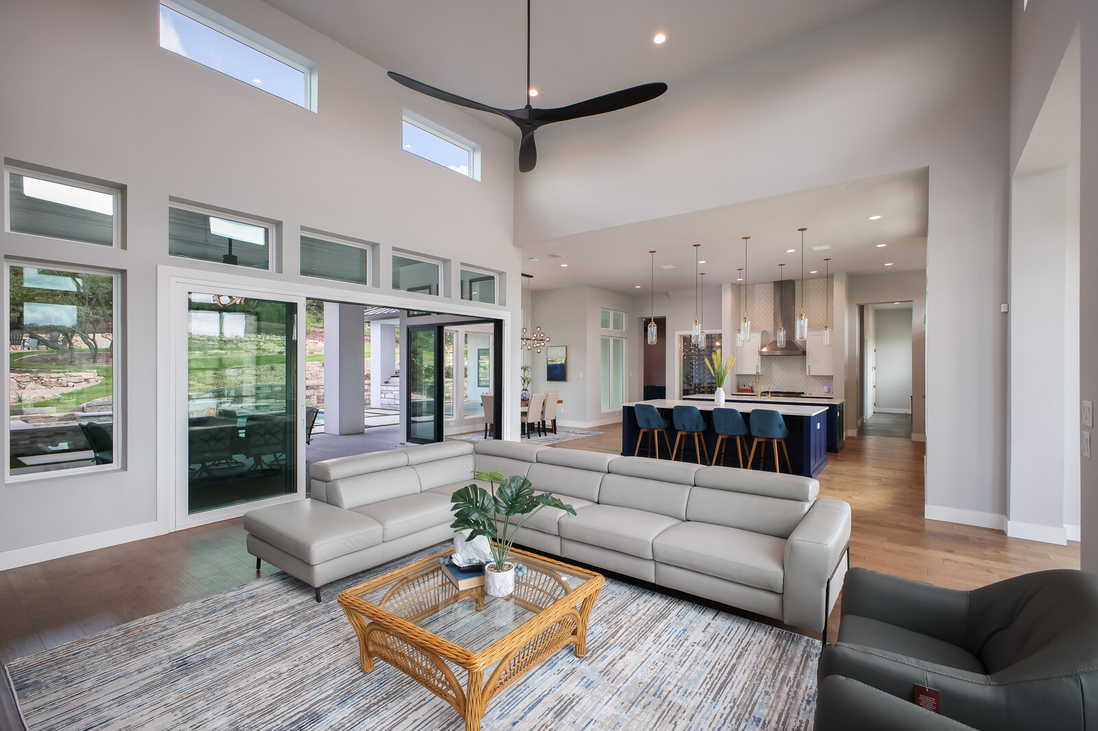 Modern: 4,950 ft², 4 BR/4 BA/2 ST home
