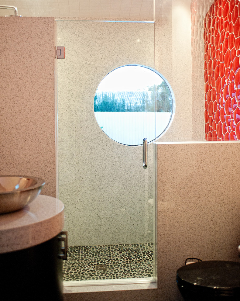 Стильный дизайн: большая главная ванная комната в современном стиле с плоскими фасадами, черными фасадами, душем в нише, белыми стенами и настольной раковиной - последний тренд