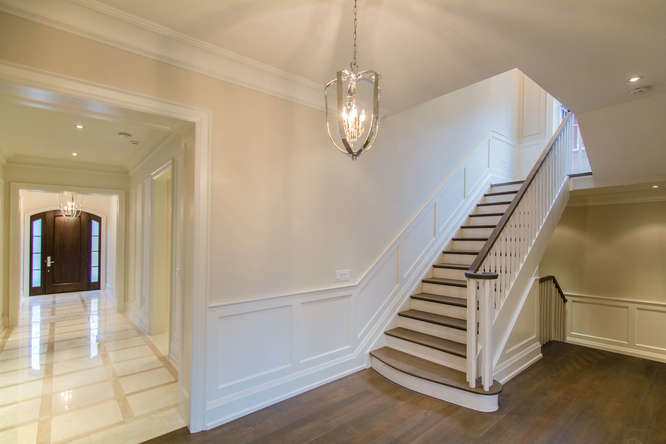 Transitional staircase photo in Toronto