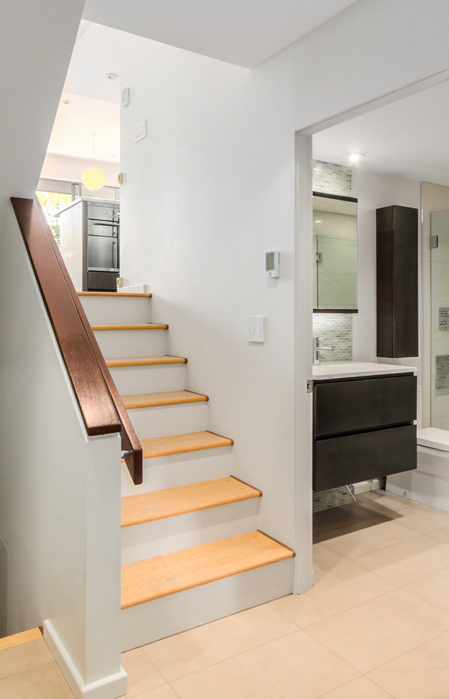 Design ideas for a small modern staircase in Vancouver.