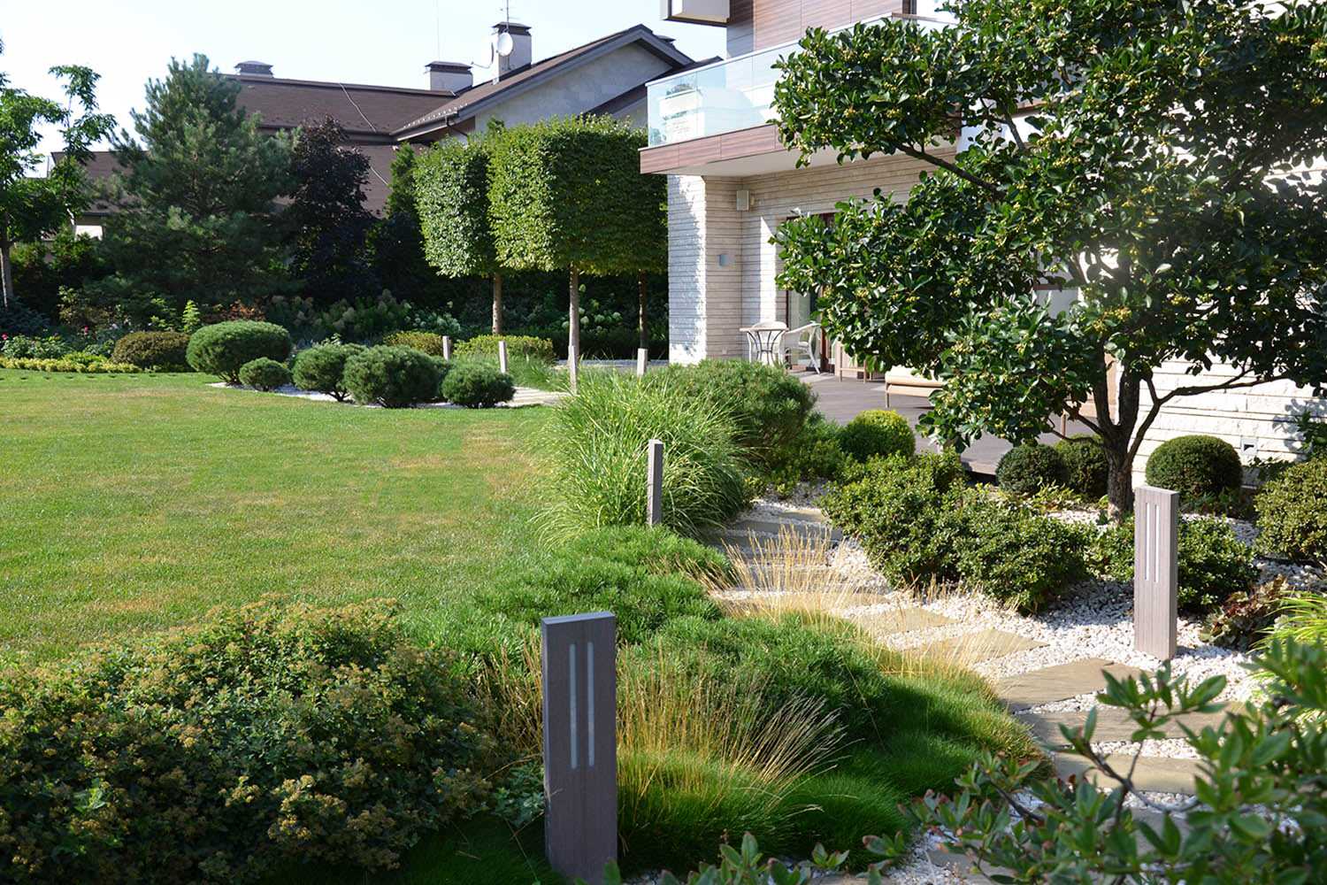 Современный сад в КП "Бенилюкс" вилла 2