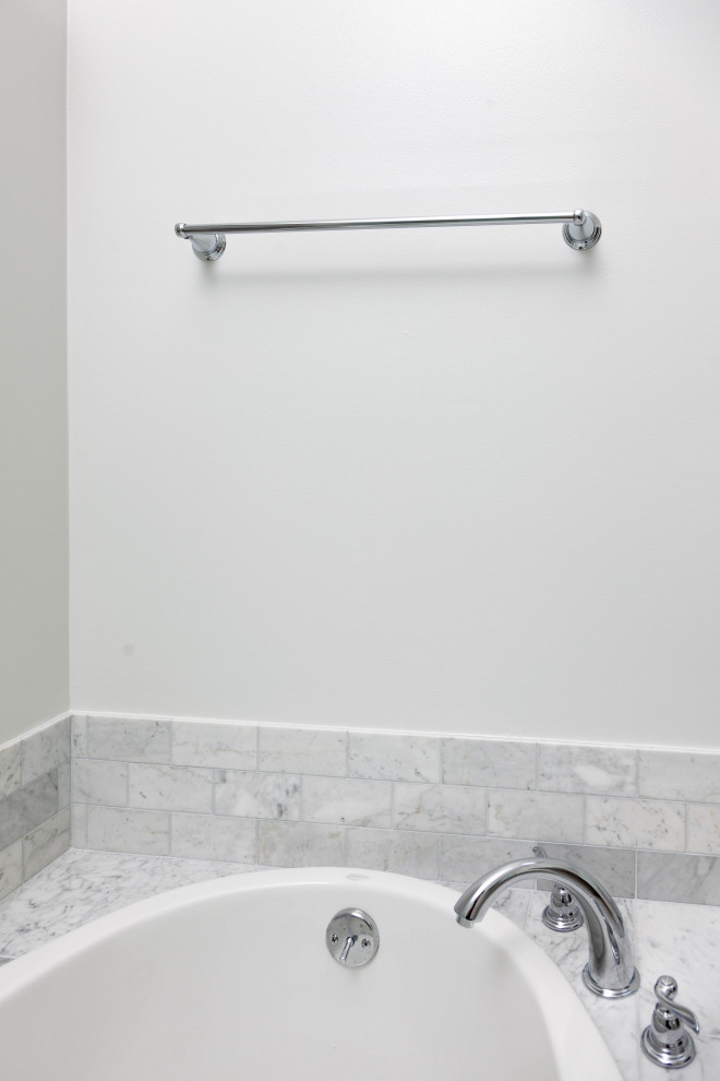 Foto på ett stort funkis vit en-suite badrum, med skåp i shakerstil, grå skåp, ett badkar i en alkov, en hörndusch, en toalettstol med separat cisternkåpa, marmorkakel, grå väggar, marmorgolv, ett undermonterad handfat, bänkskiva i kvarts och dusch med gångjärnsdörr