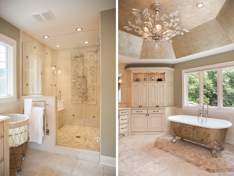 Klassisk inredning av ett stort en-suite badrum, med ett undermonterad handfat, möbel-liknande, skåp i mellenmörkt trä, bänkskiva i kvartsit, ett badkar med tassar, en öppen dusch, beige kakel, gröna väggar och travertin golv