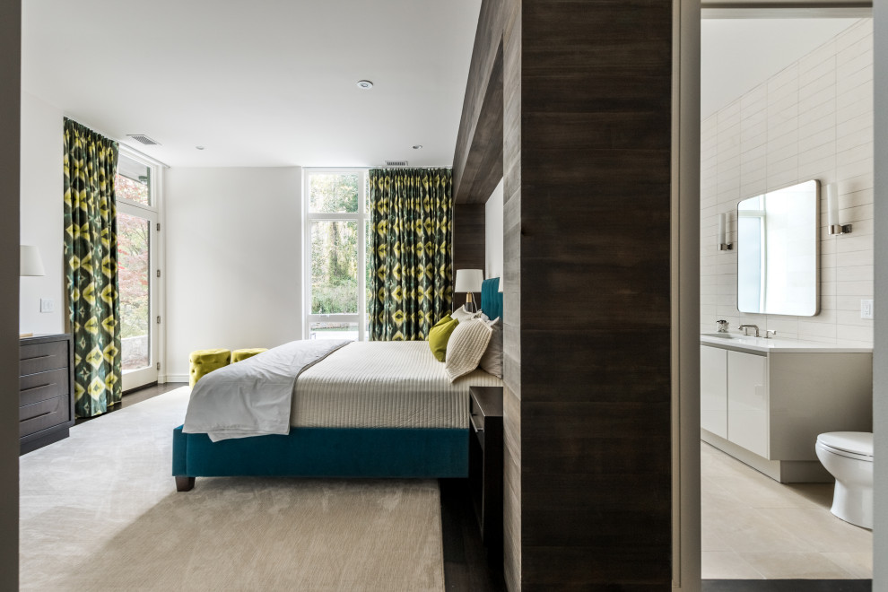 アトランタにある広いミッドセンチュリースタイルのおしゃれな客用寝室 (白い壁、カーペット敷き、白い床) のインテリア