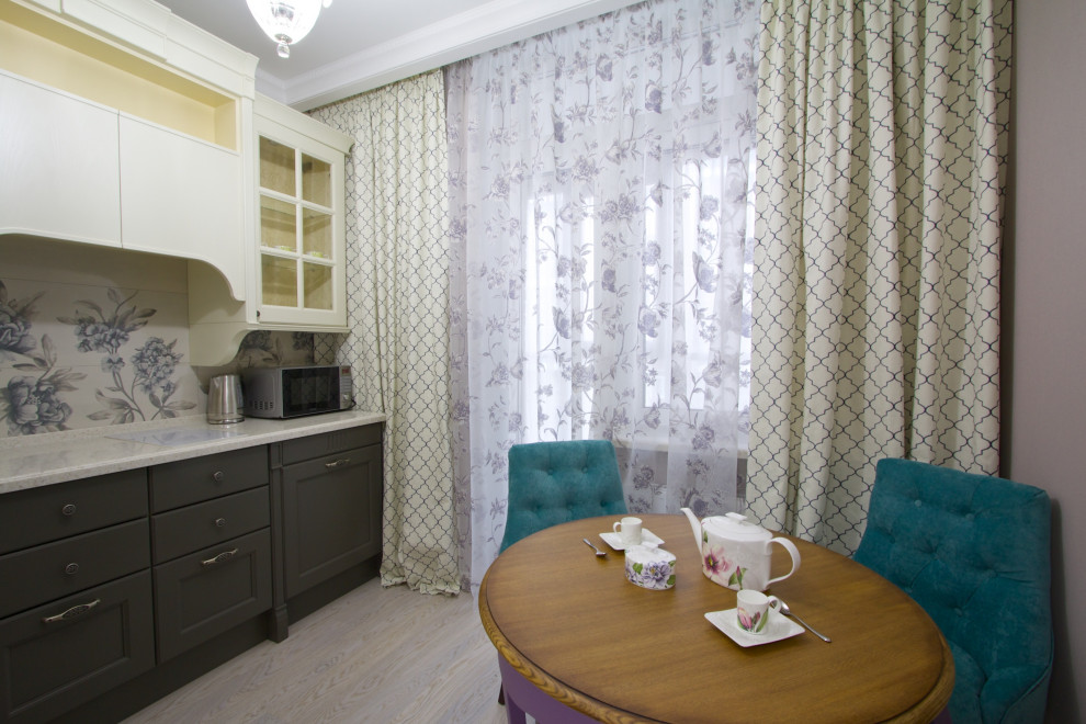 Фиалки у окна