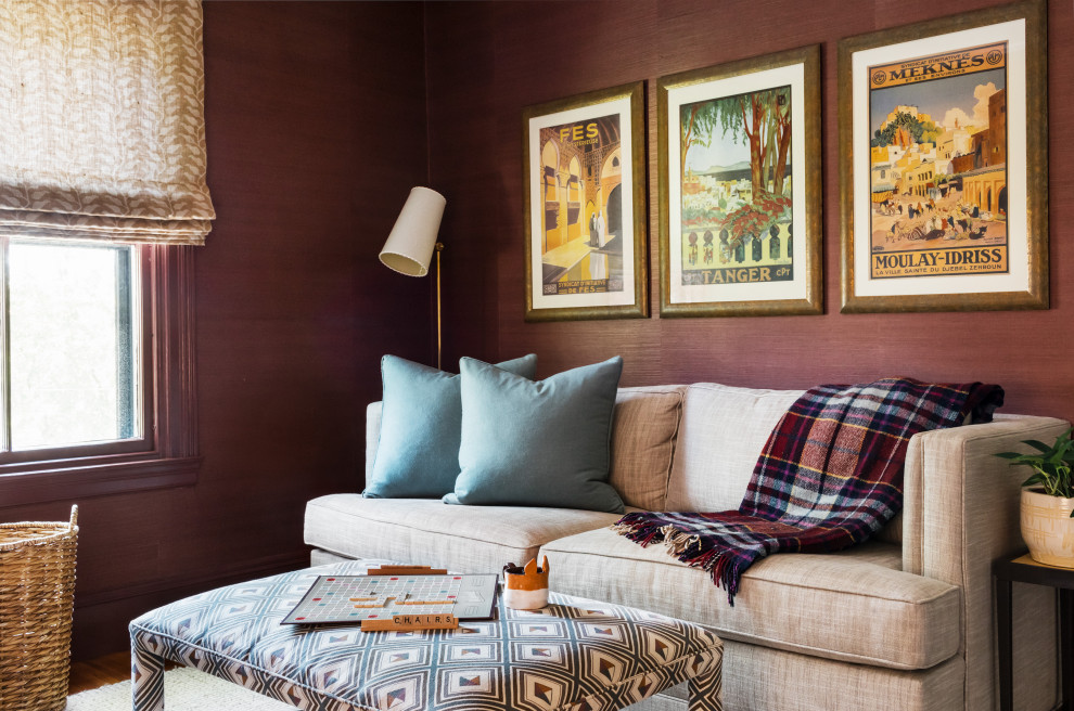 Inspiration för ett mellanstort vintage könsneutralt tonårsrum kombinerat med lekrum, med lila väggar, mellanmörkt trägolv och brunt golv